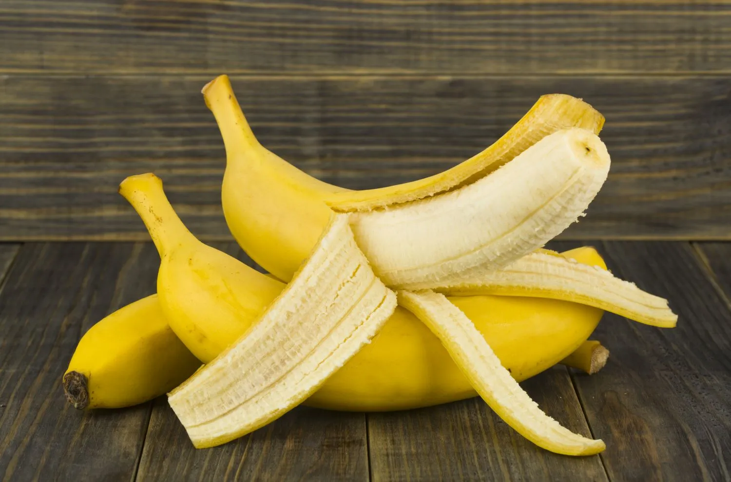 Neišmeskite bananų žievių