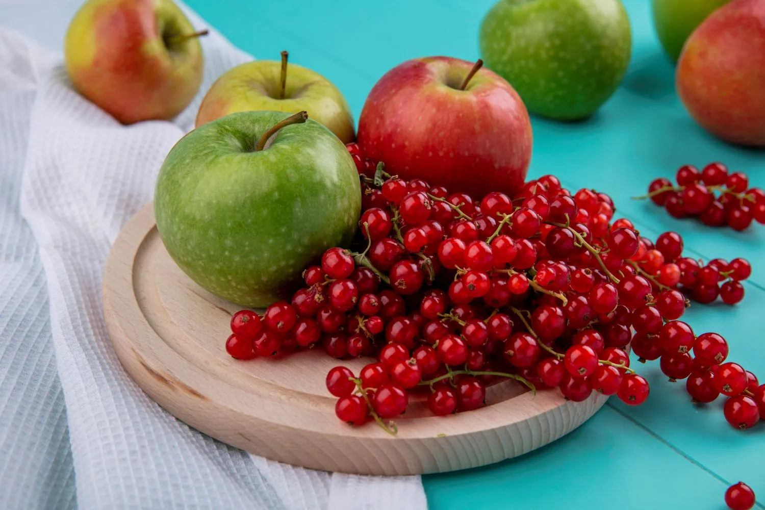 Obelys ir serbentai tai augalai, kurie gali augti vienas šalia kito